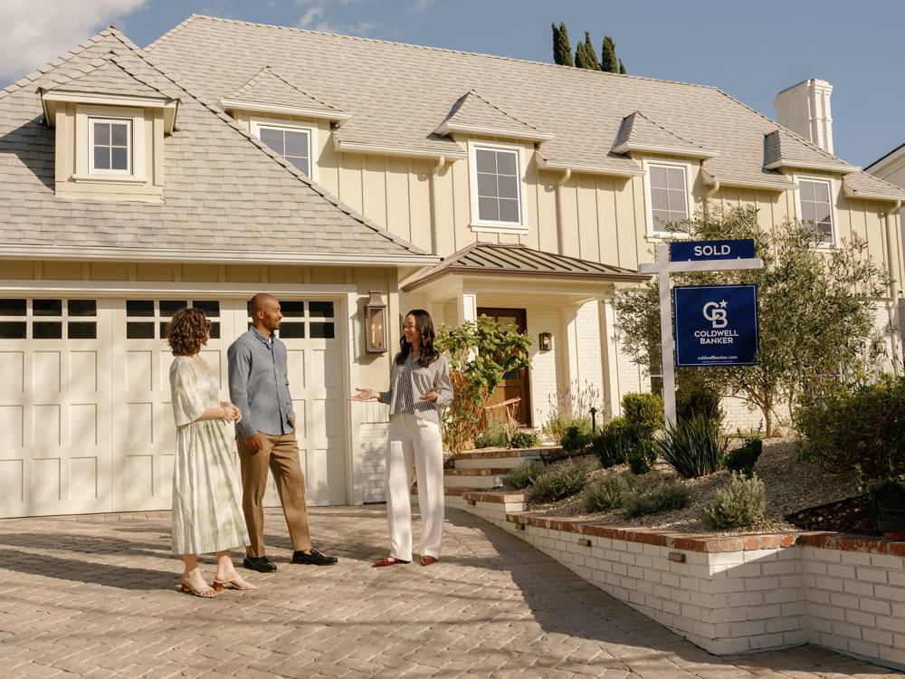 Outdoor couple w agent